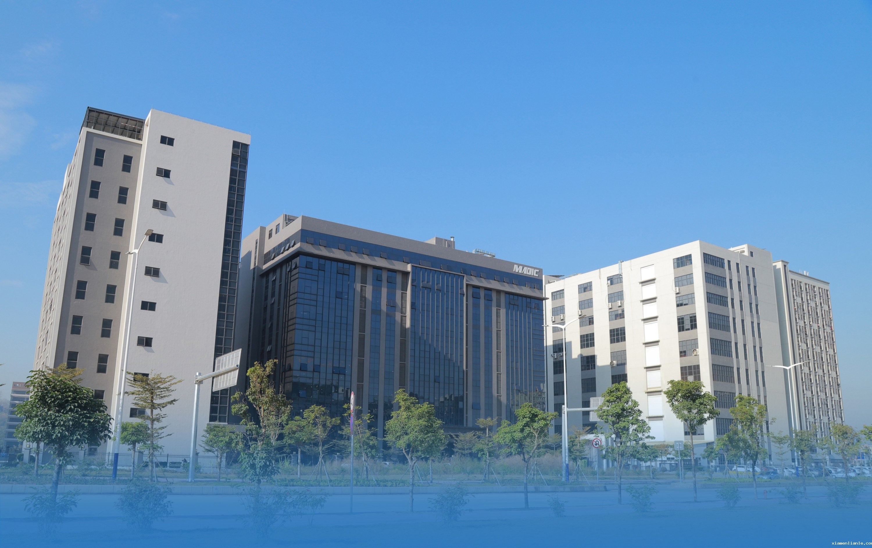 支架立式磁性教学办公白板厂家如何选择？